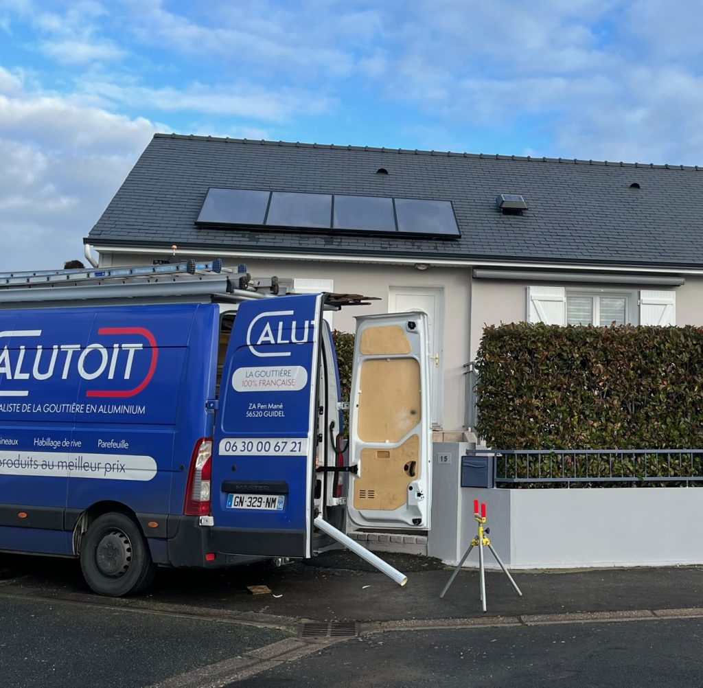 Photo de la création d'une gouttière en aluminium sur-mesure, directement sur le chantier.